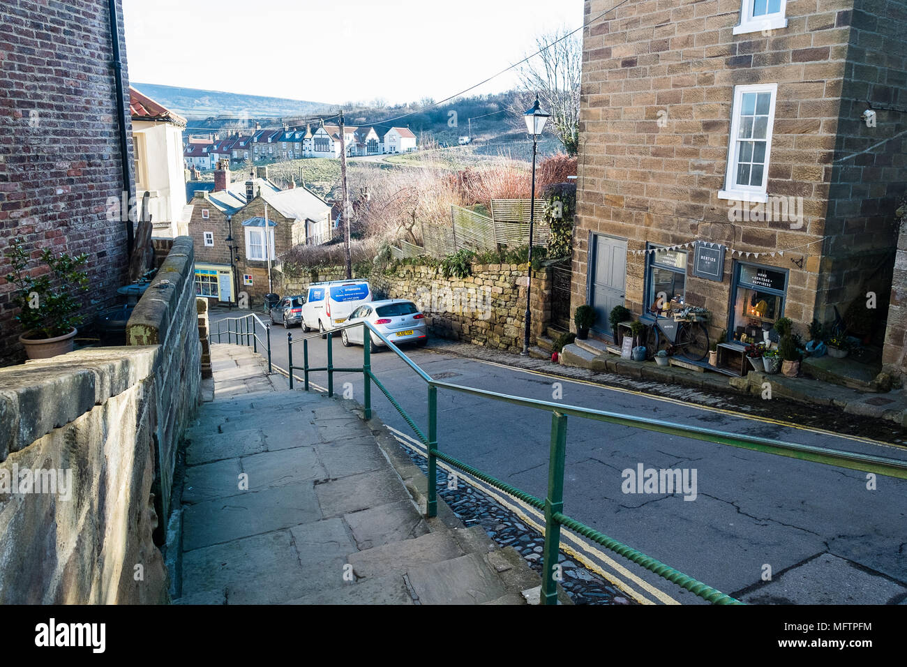 Shop vorne und Straße in Robin Hood's Bay, North Yorkshire, England, Großbritannien Stockfoto