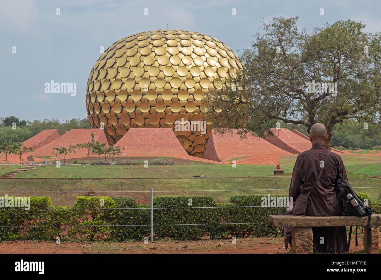 Auroville, Indien - März 16, 2018: Ein unbekannter Mann blickt auf das Matrimandir Tempel in der internationale spirituelle Gemeinschaft Stockfoto