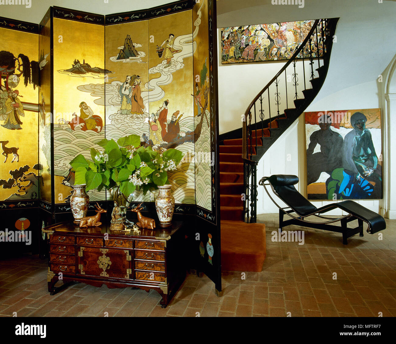 Orientalische beeinflusst Flur, Chinesisch Goldblech rosewood Cabinet, bemalt und Le Corbusier Sessel aus Leder Stockfoto