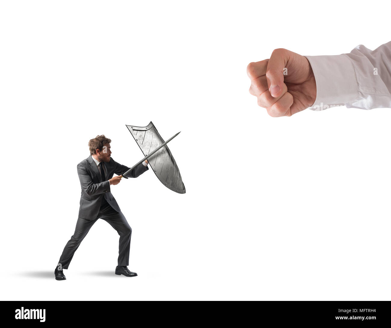 Little business Mann Herausforderungen große Probleme im Kampf mit Schild und Schwert Stockfoto