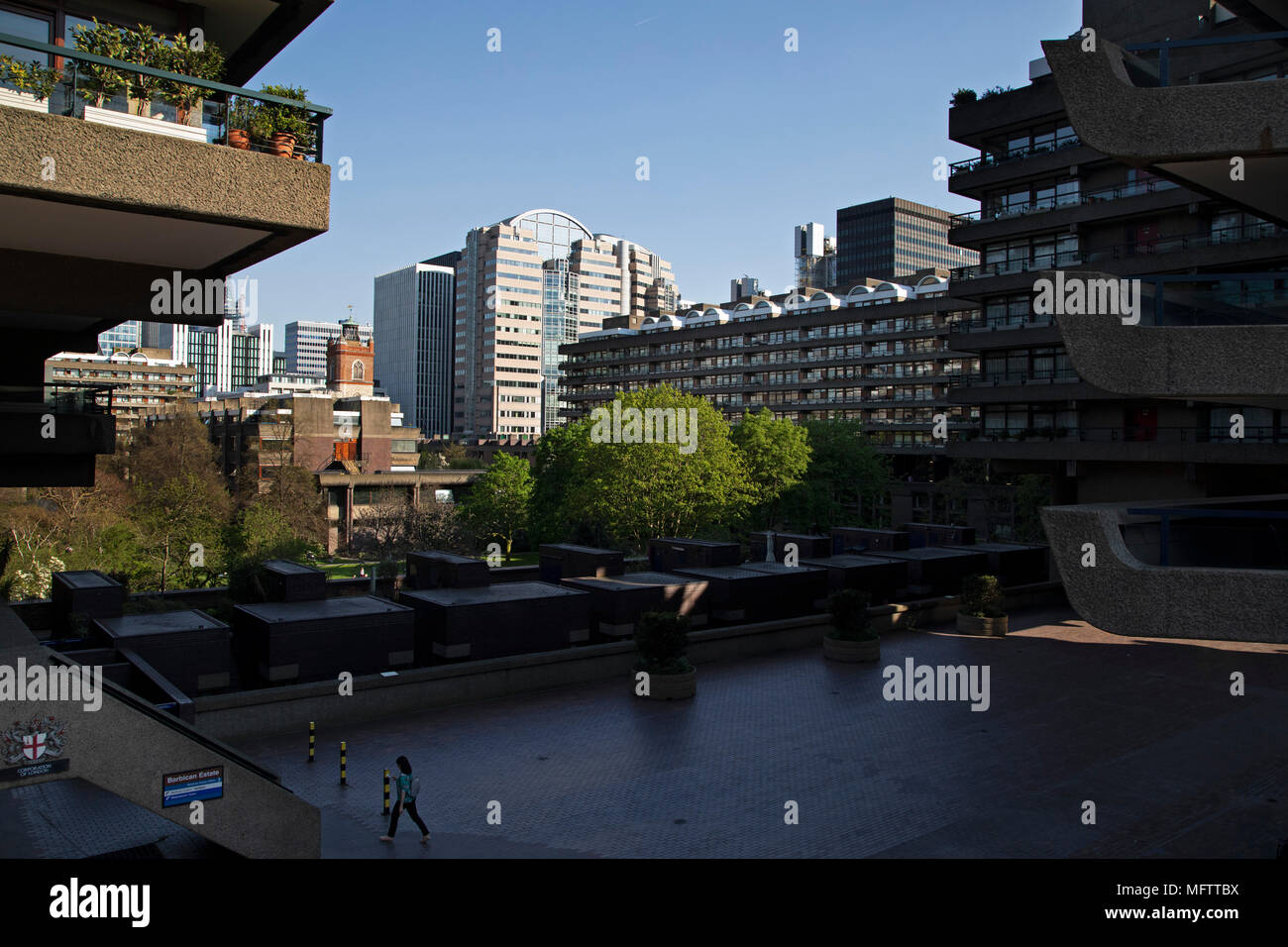 Brutalist architecture Äußere aus der Highwalk in Barbican Estate in der City von London, England, Vereinigtes Königreich. Das Barbican Centre ist ein Zentrum für darstellende Kunst innerhalb des Barbican Estate und ist Eigentum, finanziert, und die von der City of London Corporation verwaltet. Stockfoto