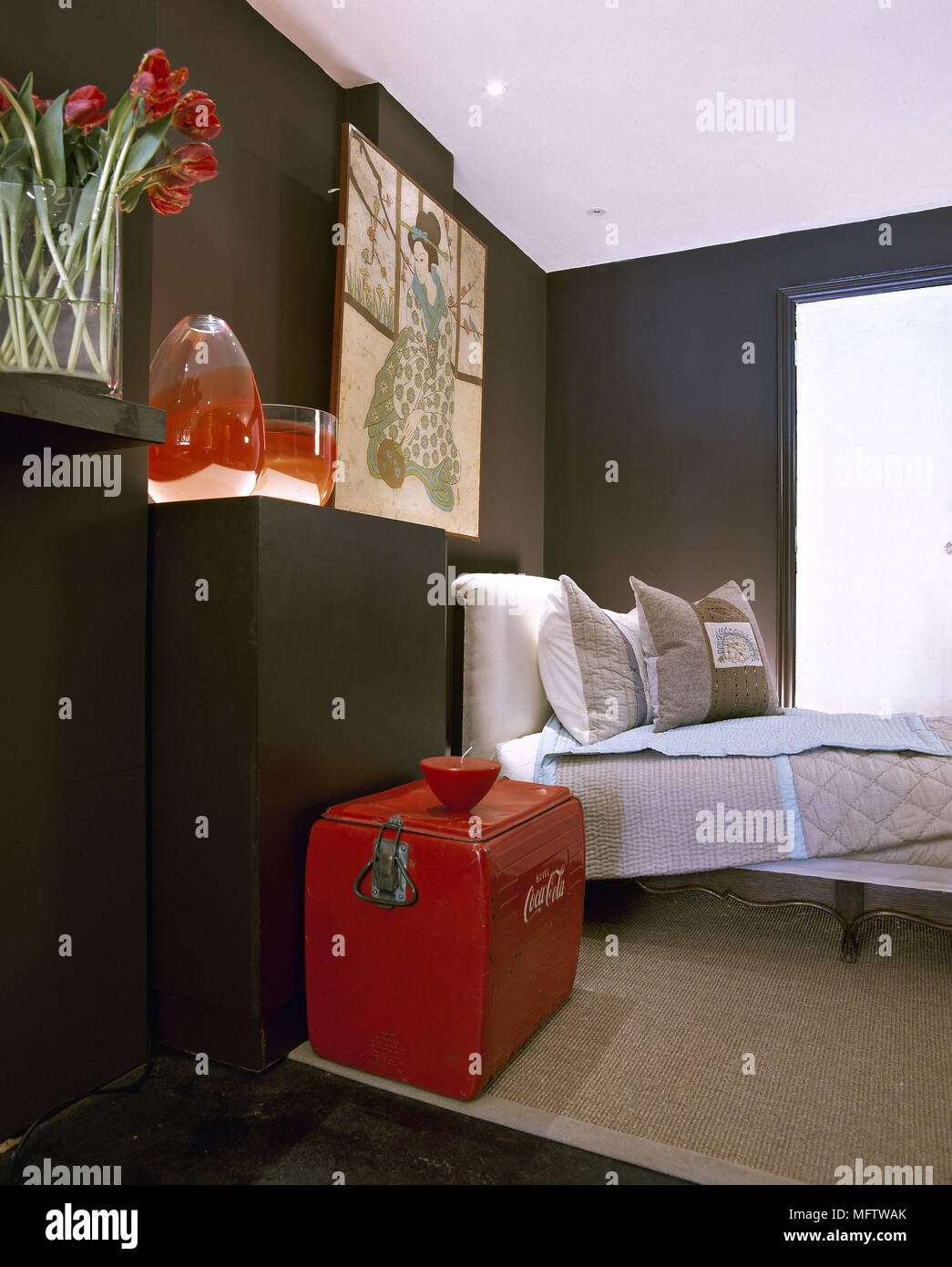 Ein modernes Schlafzimmer Japanische print red Vasen, Möbel Stockfoto