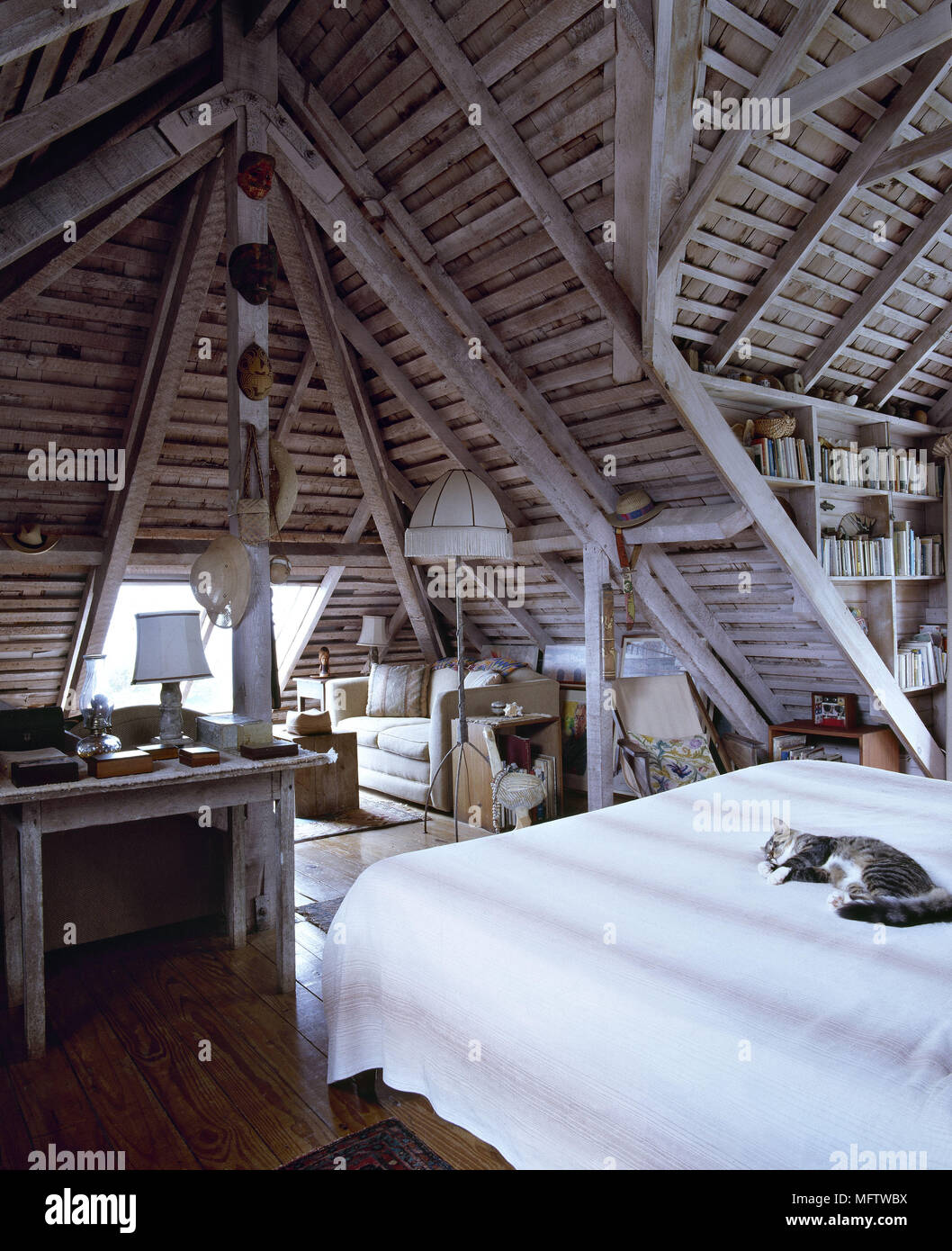Im Landhausstil Schlafzimmer Mit Holzdach Und Balken