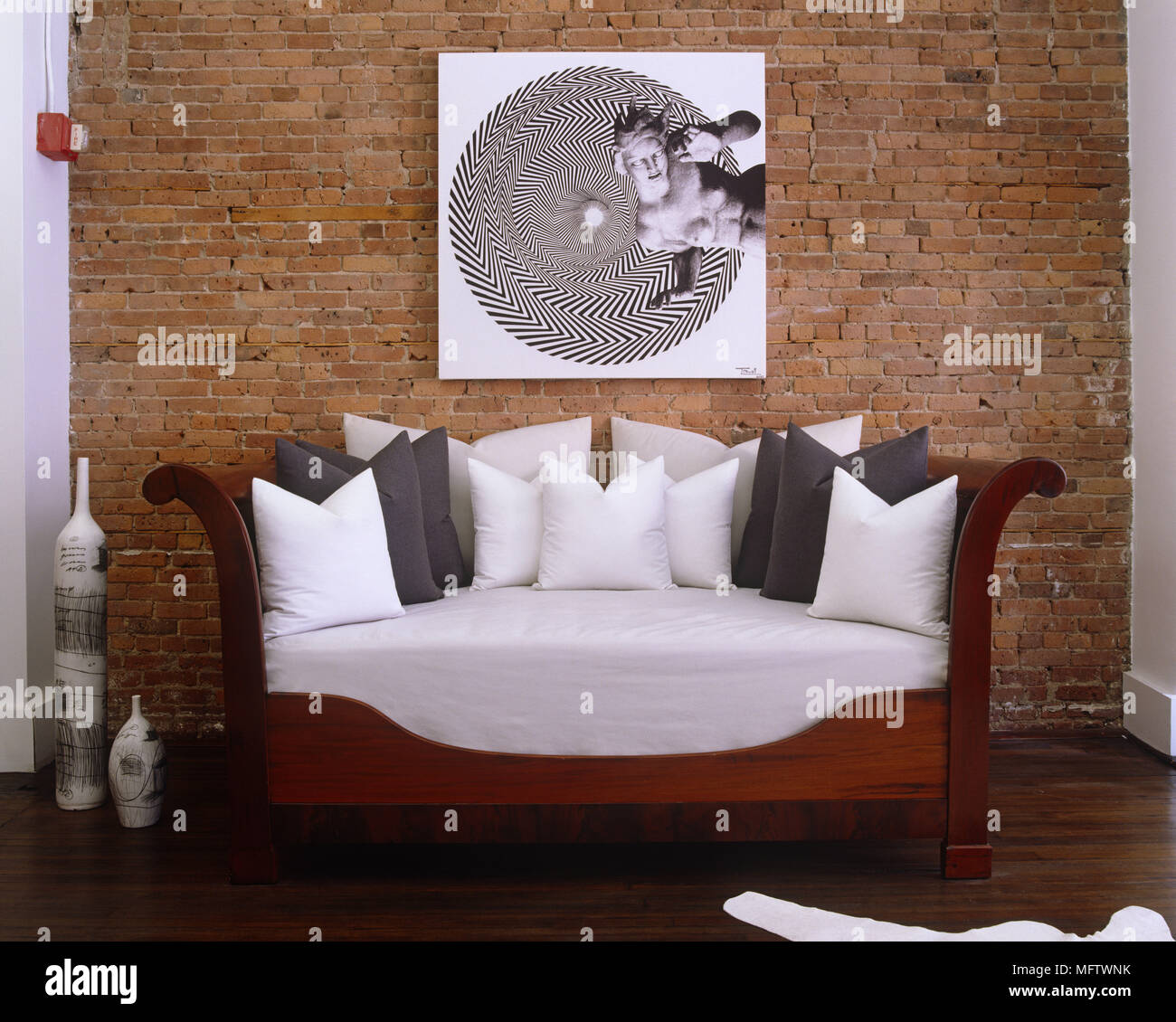 Kissen auf Holz Empire-Stil Sofa in moderne Wohnzimmer Stockfoto