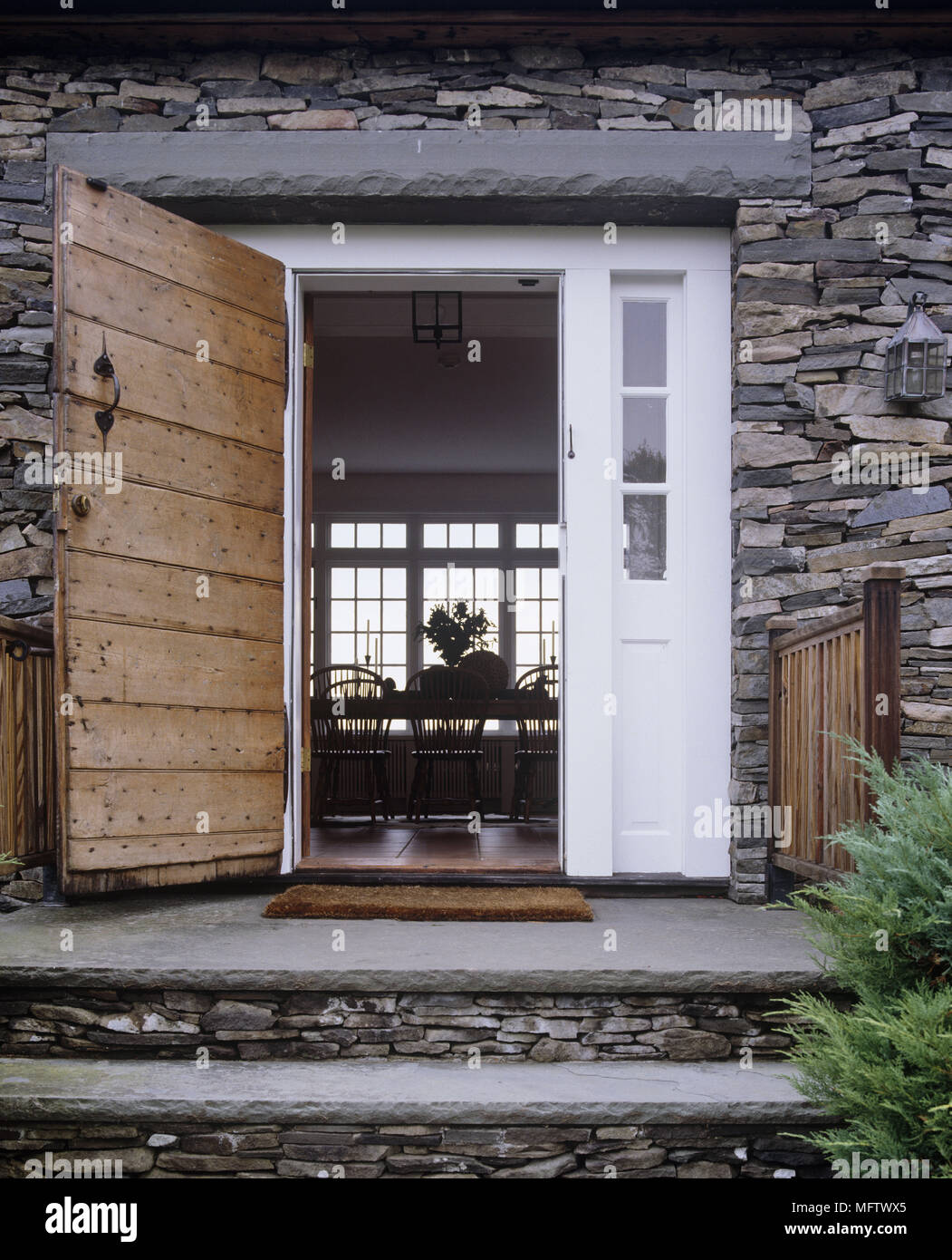 Außenansicht des Hauses aus Stein mit offener Tür Stockfoto