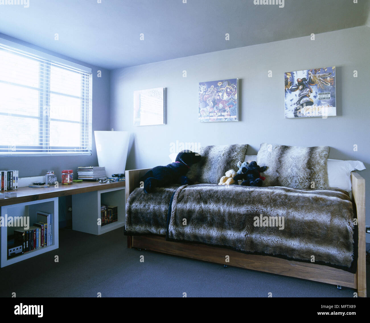 Wohnzimmer mit Schlafsofa mit pelzigen Abdeckung Stockfoto