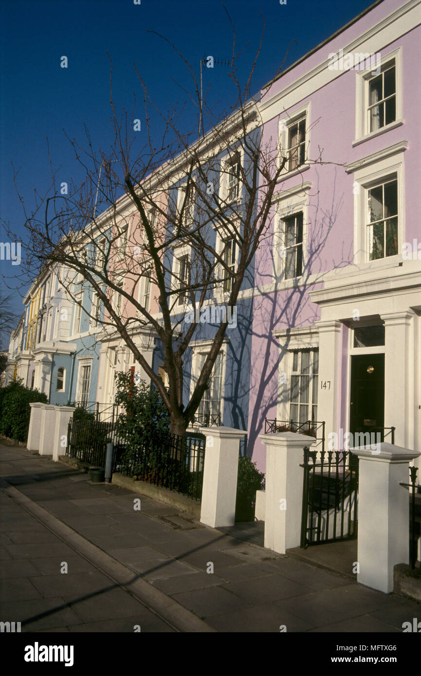 Äußere einer Reihe der späten Georgianischen, frühen viktorianischen Reihenhaus bemalten Häusern, Stockfoto