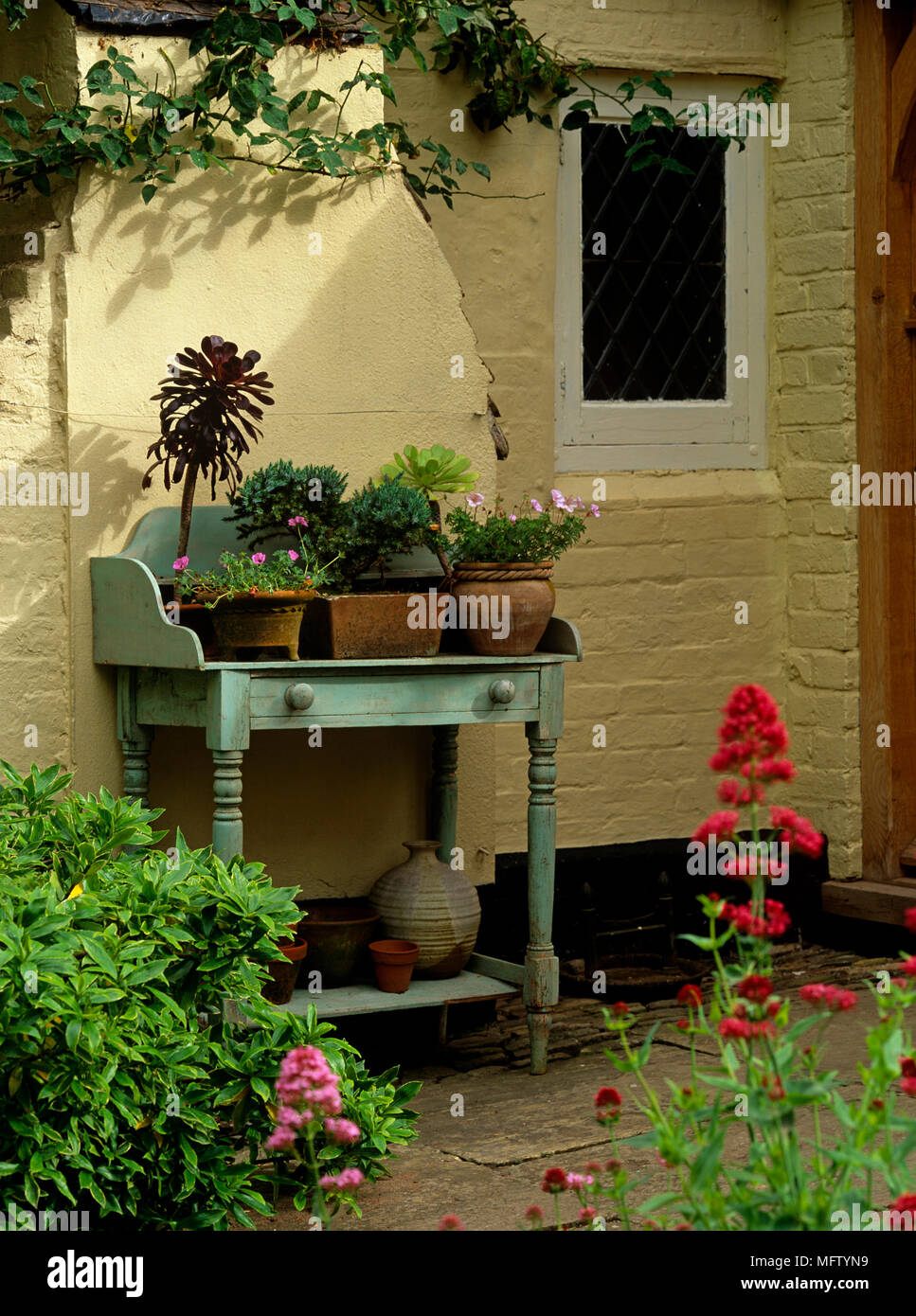 Pflanzen In Topfen Auf Altmodische Waschtisch Im Garten Stockfotografie Alamy