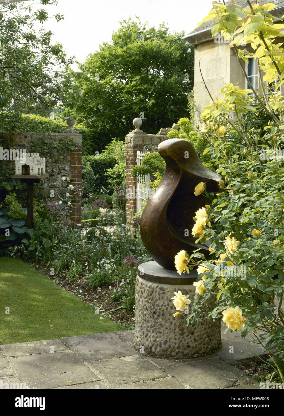 Garten Detail Moderne Skulptur Auf Sockel Garten Skulpturen Funktionen Ebnen Stockfotografie Alamy