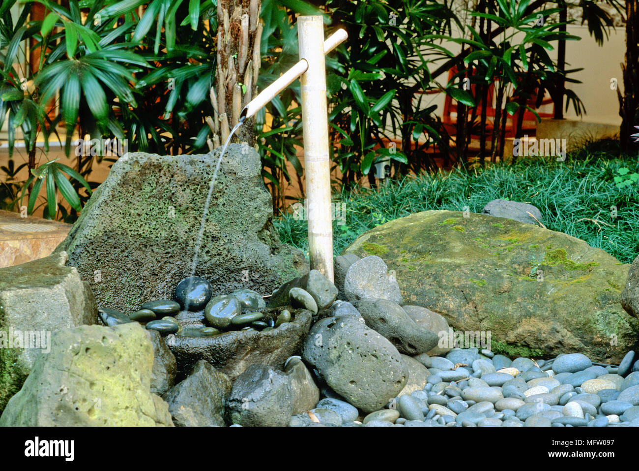 Ein Bambus Wasserspiel In Japanischen Garten Stockfoto Bild