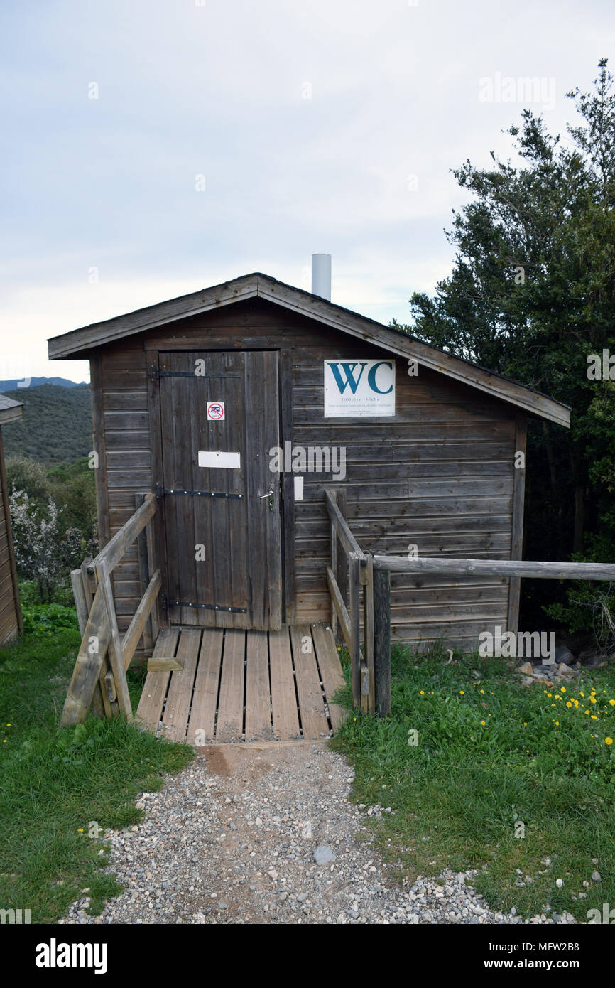 Chemische Toiletten im Chateau von Queribus, verfallenen mittelalterlichen Katharer Burg in der Aude Departement für SW-Frankreich, April 2018 Stockfoto