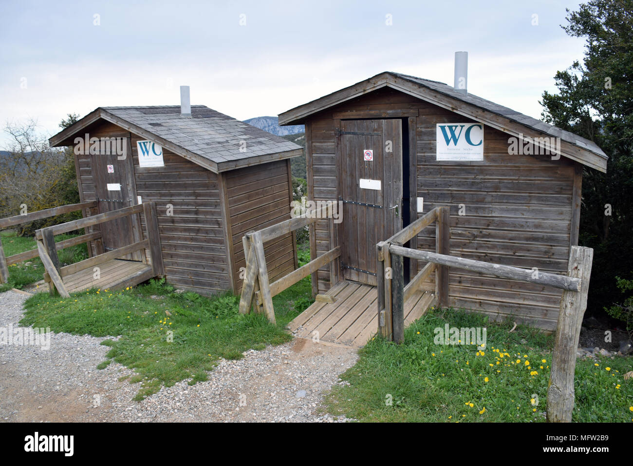 Chemische Toiletten im Chateau von Queribus, verfallenen mittelalterlichen Katharer Burg in der Aude Departement für SW-Frankreich, April 2018 Stockfoto