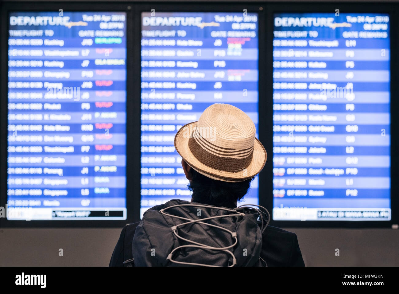 Junge Erwachsene tourist Traveler rucksacktouristen am Flughafen Flugplan Zeitplan auf dem Bildschirm suchen. Urlaub, Reise Tourismus und Urlaub Konzept Stockfoto