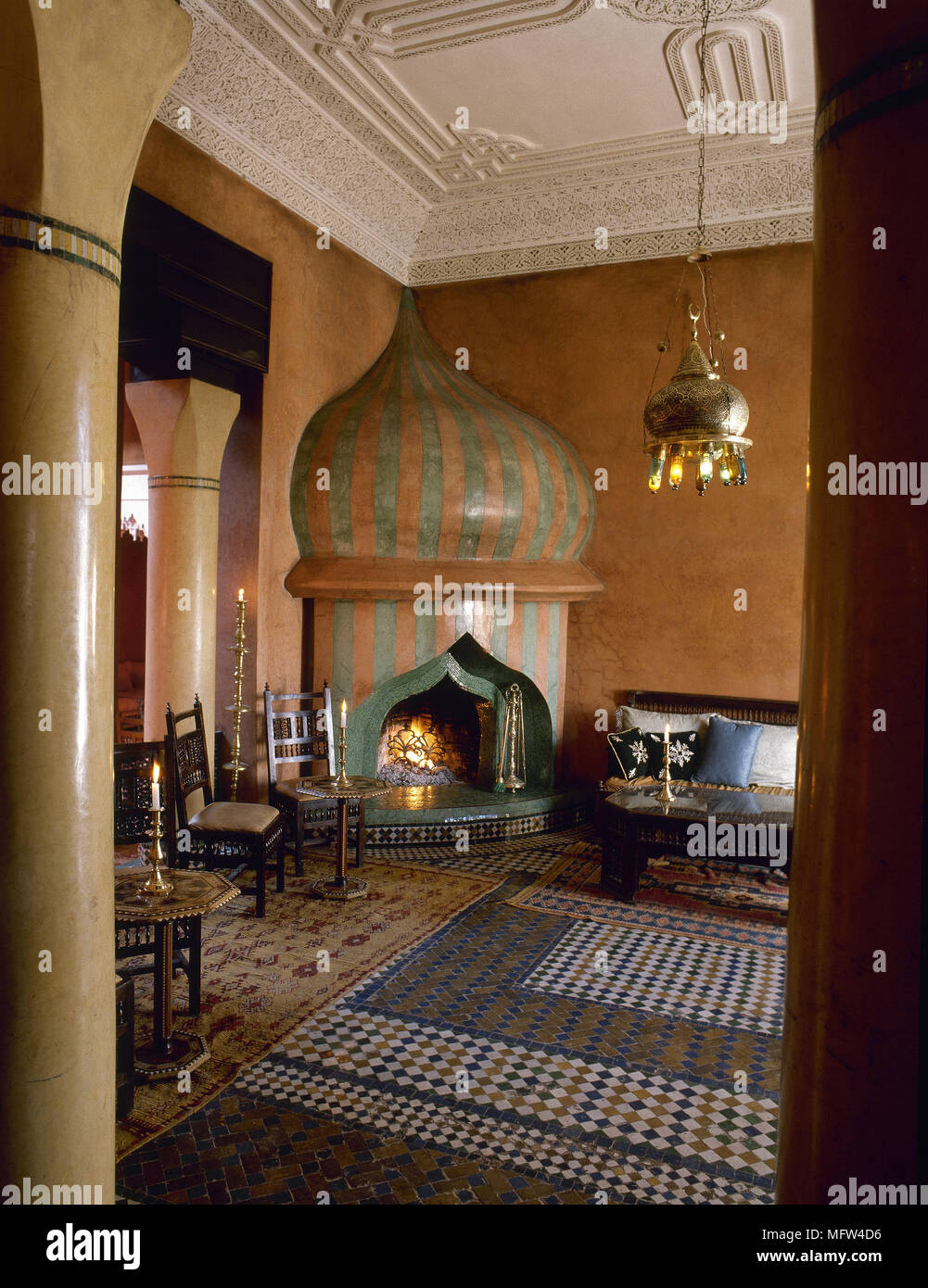 Im arabischen Stil terrakotta Wohnzimmer mit Mosaik Fliesen und Marmorsäulen. Stockfoto