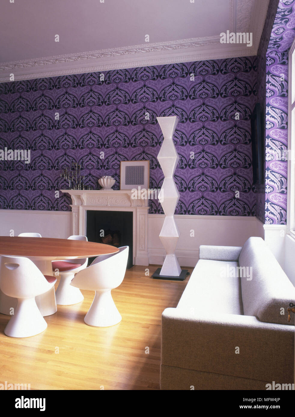 Esstisch Und Stuhlen Im Retro Look Offen Geschnittenes Zimmer Mit Lila Tapezierte Wande Stockfotografie Alamy