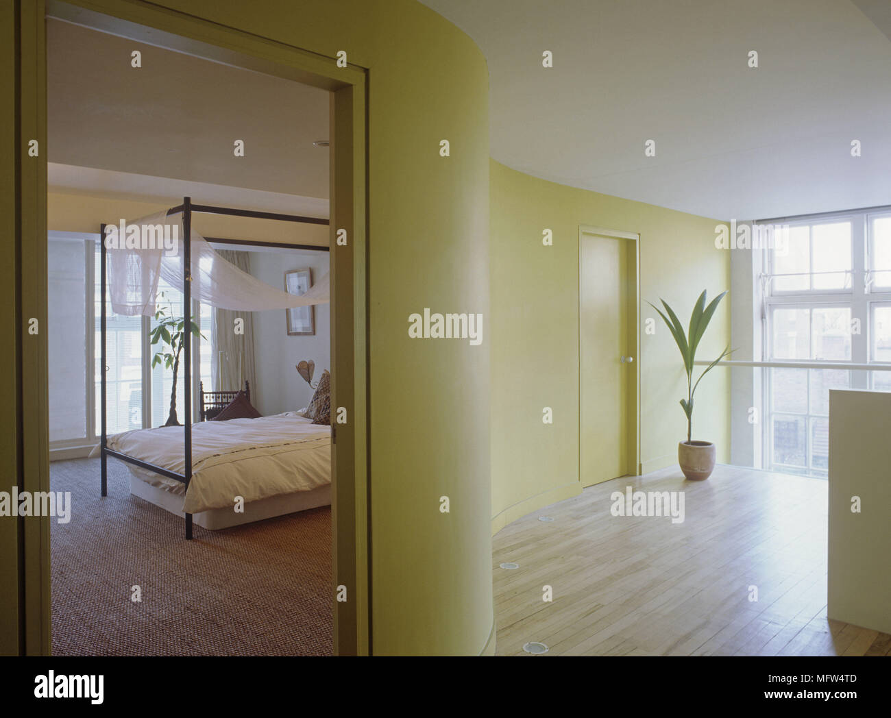 Minimalistische Flur mit Blick durch die offene Tür zum Schlafzimmer Stockfoto