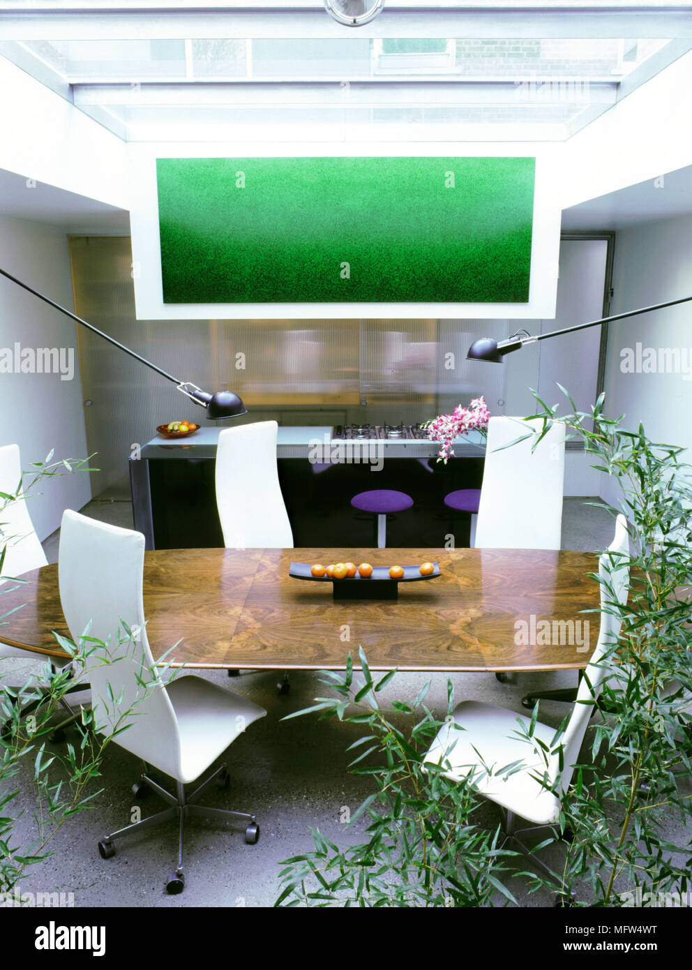 Modernen Speisesaal Mit Topfpflanzen Und Einem Oberlicht Uber Einen Esstisch Aus Holz Mit Drehstuhl Stockfotografie Alamy