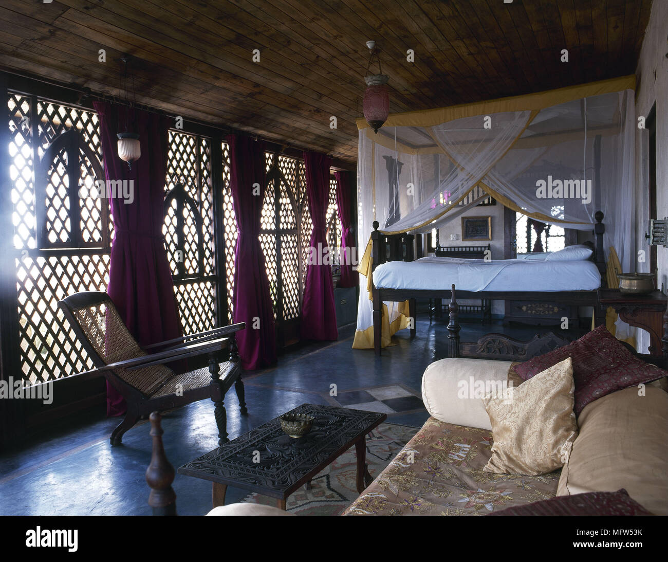Im Marokkanischen Stil Schlafzimmer Mit Geschnitzten Holzernen Gitter An Der Wand Und Ein Bett Mit Moskitonetz Stockfotografie Alamy