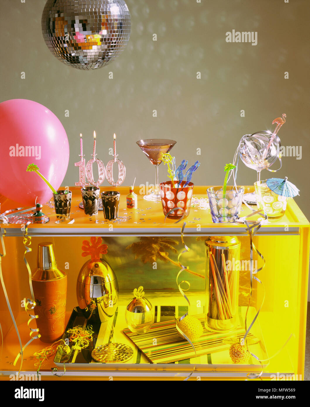 Retro Cocktail Bar mit Disco ball party Luftschlangen und Glaswaren. Stockfoto
