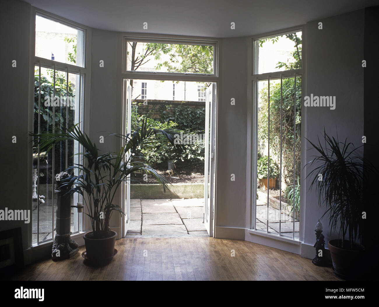 Blick durch die offene Tür in halbrunde Flur Garten Stockfoto