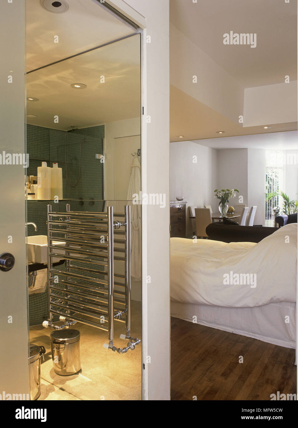 Blick durch die offene Tür in Bad, Schlafzimmer Stockfoto, Bild ... Blick durch die offene Tür in Bad, Schlafzimmer Stockfoto, Bild ...
