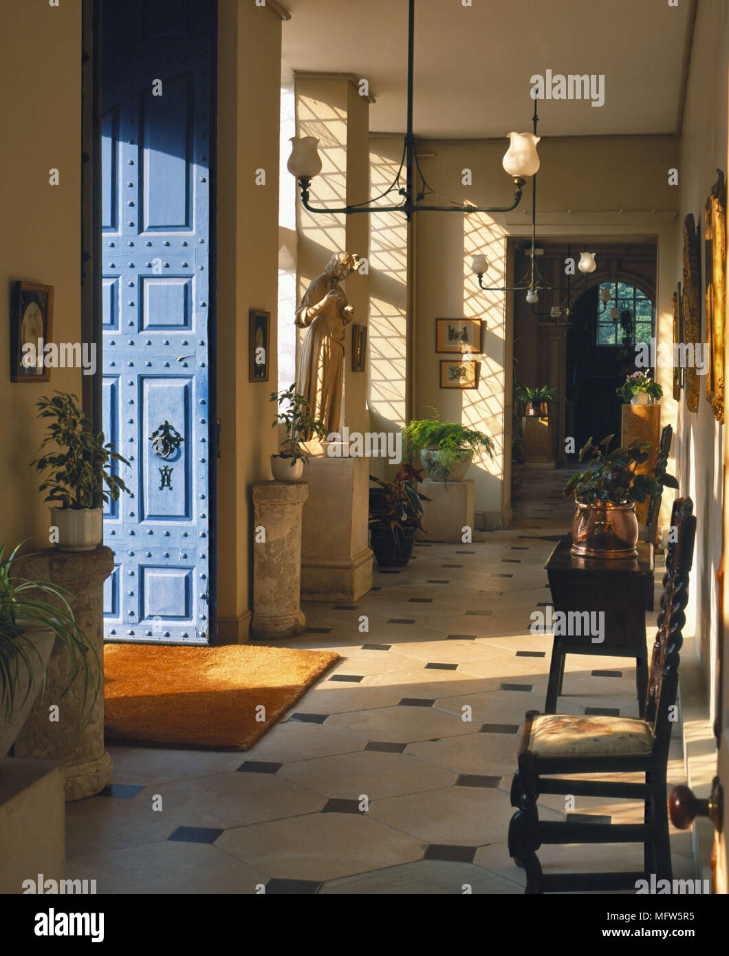Ein traditionelles Flur Fliesen Tür öffnen jakobinischen Stil Holzstuhl Haus Pflanzen Stockfoto
