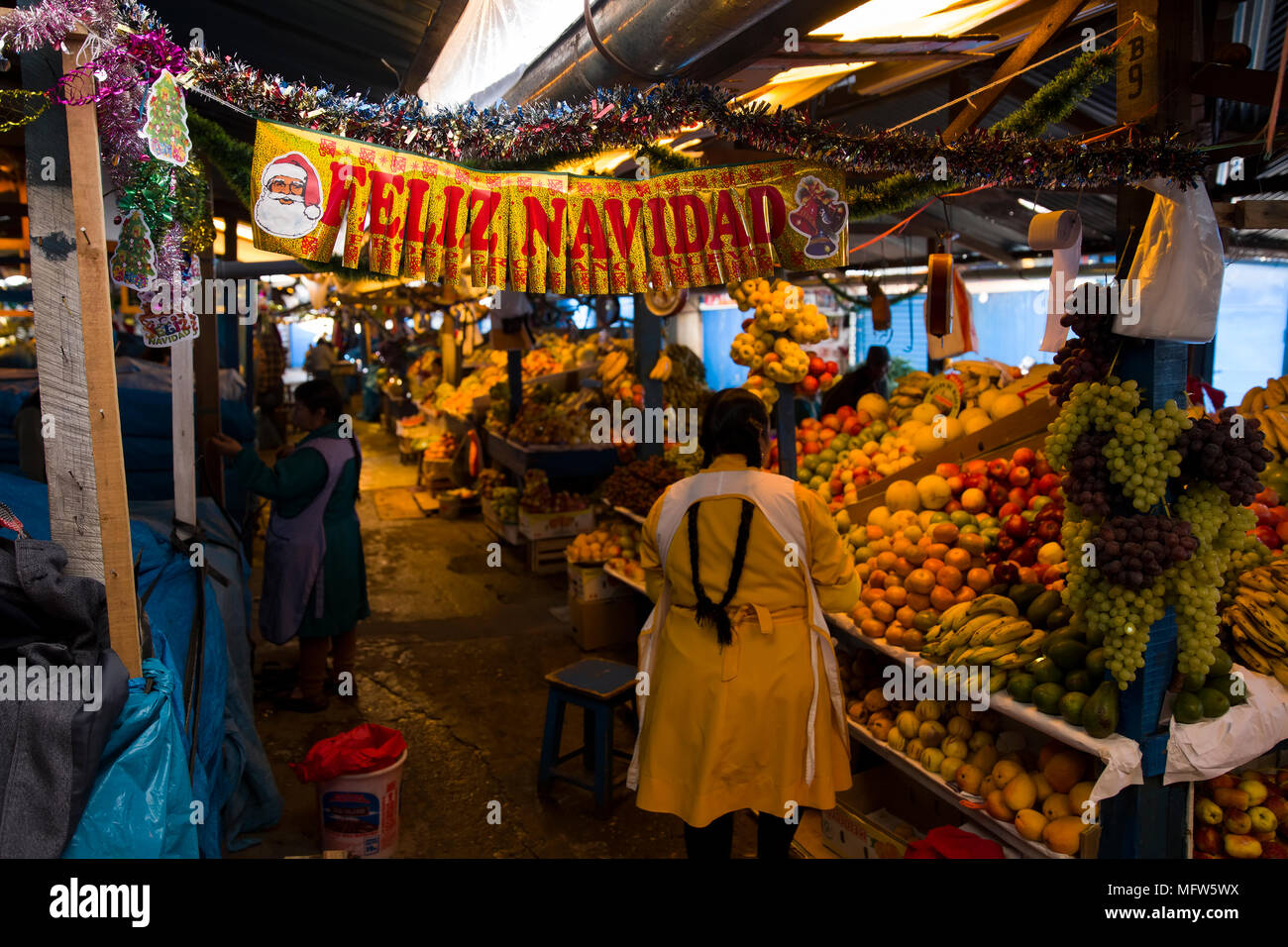 Nicht identifizierte Personen auf der San Pedro Markt in Cusco, Peru. Märkte spielen eine wichtige Bestandteil der heutigen Kultur in Peru. Stockfoto