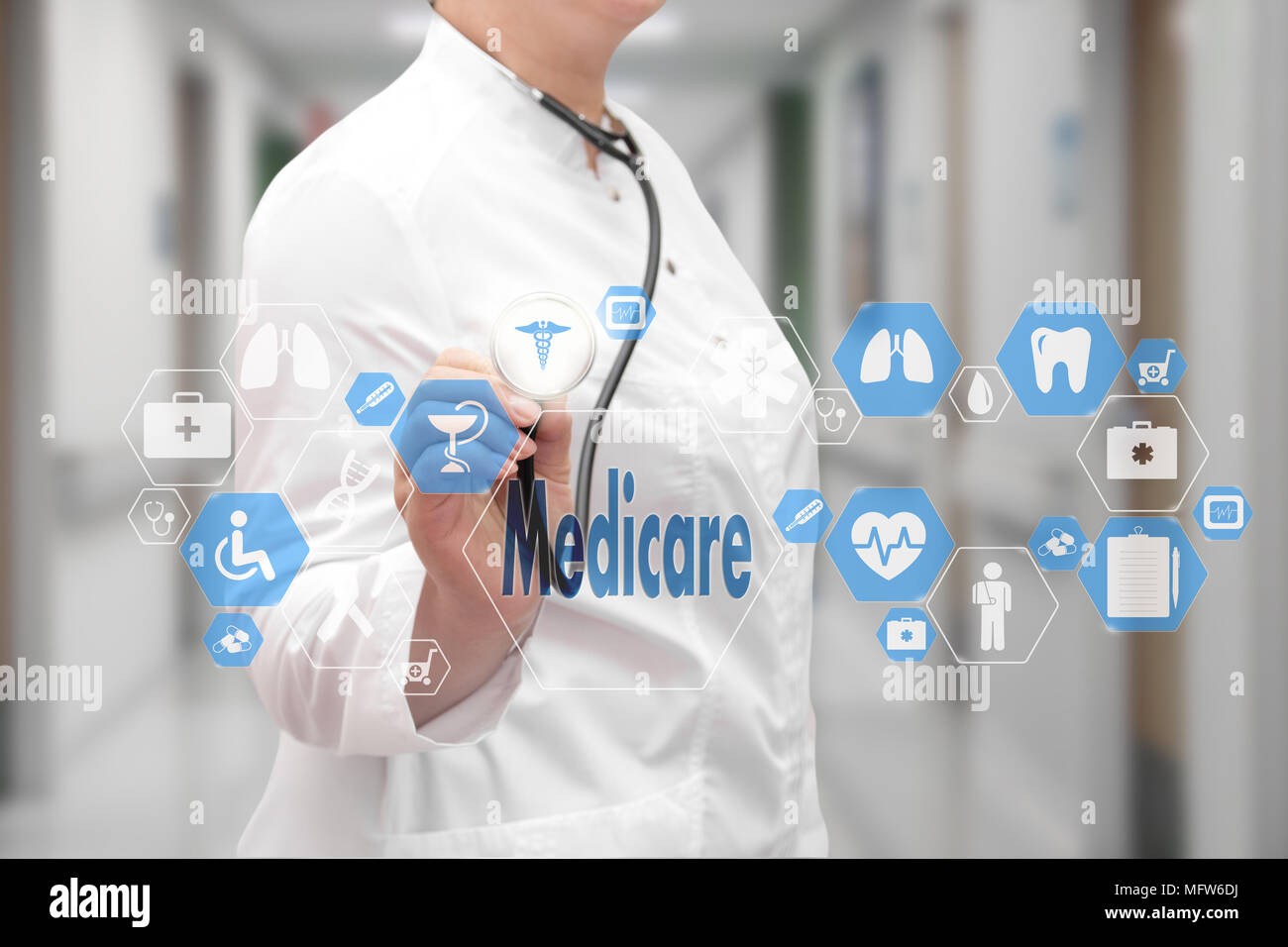 Arzt mit Stethoskop und Medicare Symbol in der Medizinischen Netzwerkverbindung auf dem virtuellen Bildschirm am Krankenhaus Hintergrund. Technik und Medizin c Stockfoto