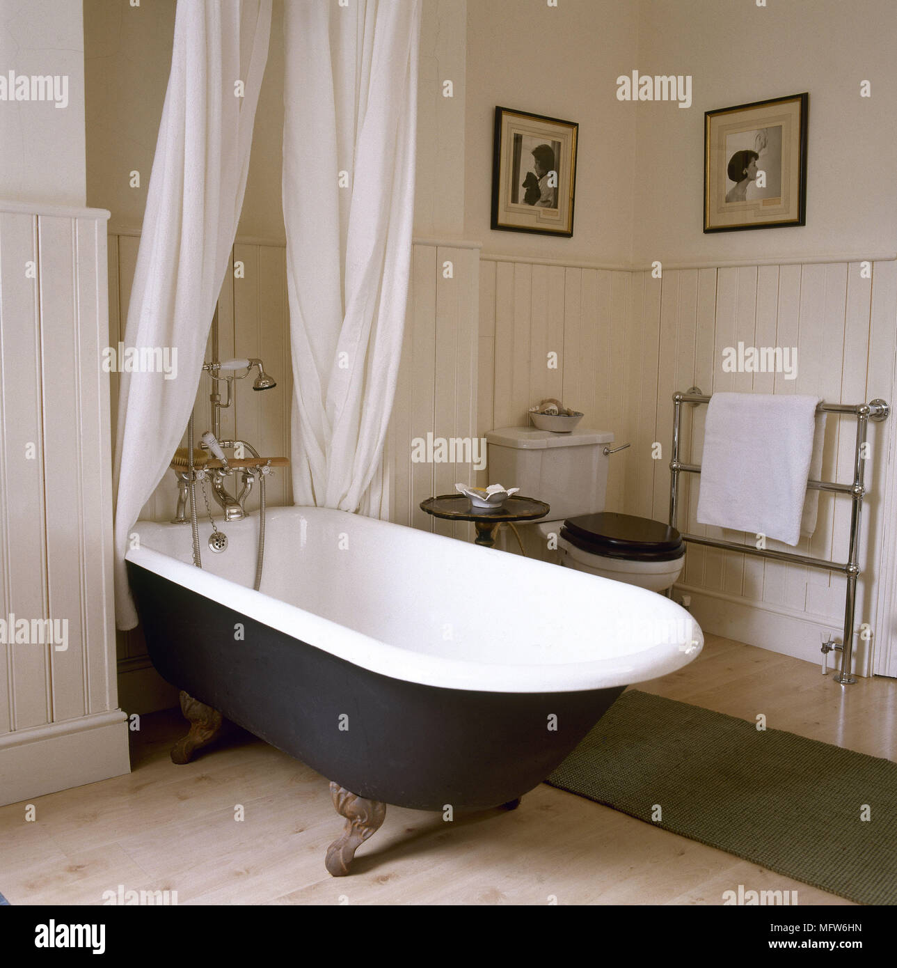 Top Freistehenden Badewanne Im Landhausstil Badezimmer Mit Holztafelung Stockfotografie Alamy