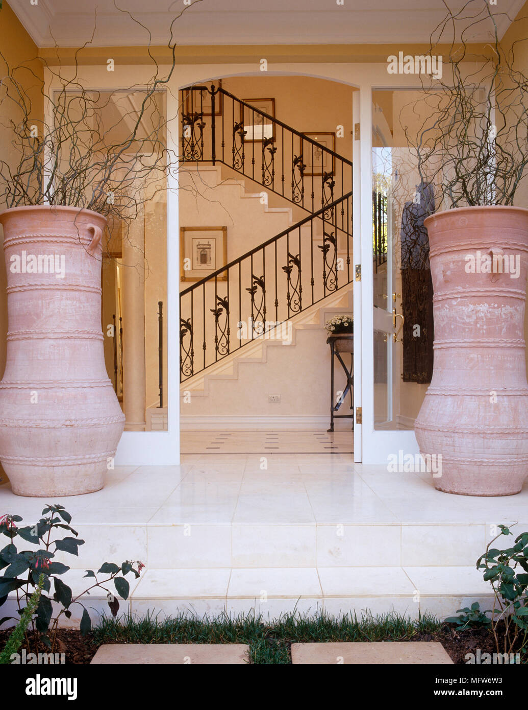 Haupteingang mit Fliesen- Schritt und eine Veranda mit zwei großen Terracotta Töpfen flankiert Stockfoto