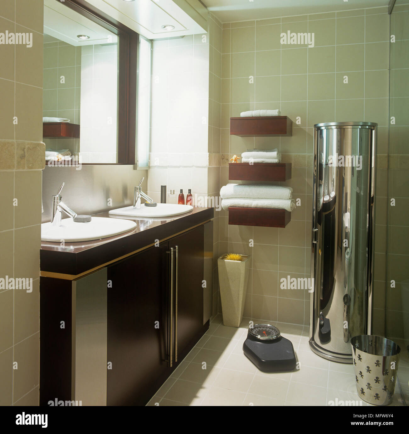 Zweibettzimmer mit Waschbecken in Schrank mit Spiegel über Stockfoto
