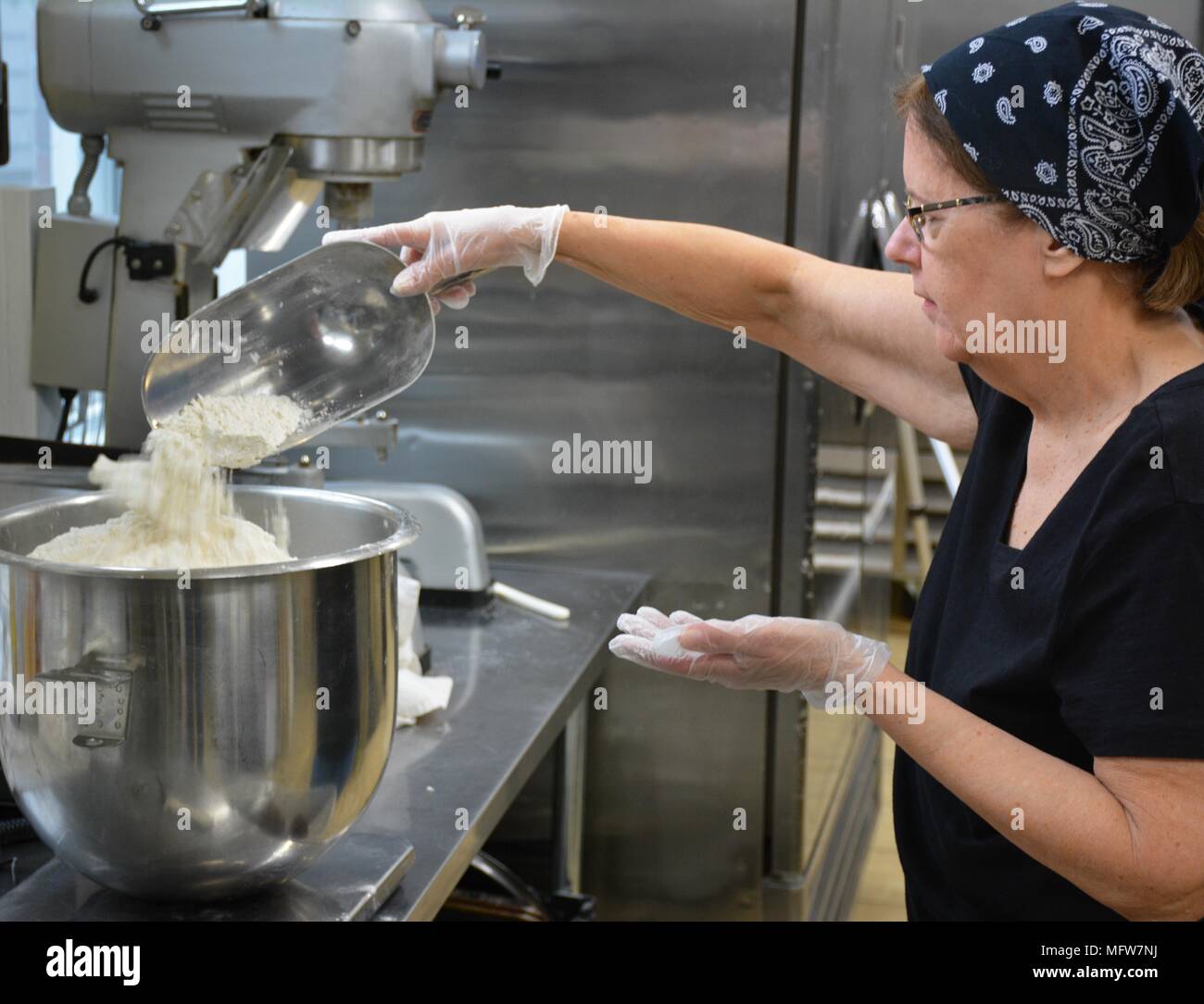 Juni Miller hinzufügen Mehl zu mischen. Die hand made custom Bierbrezeln mit Handwerk Bier als Teil der Zutaten, an der Leistungsschalter Brewing Co, Stockfoto