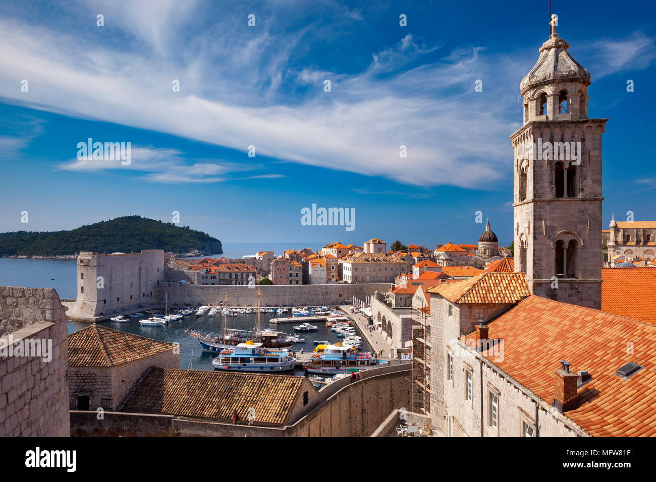 Kirchturm von Dominikanski Samostan (Dominikanerkloster) und der orange-Dächer der Altstadt Dubrovnik, Kroatien Stockfoto