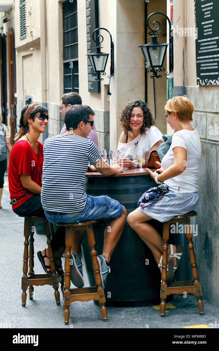 Freunde mit einem Glas Wein außerhalb El Cuerno Tapas Bar, Palma, Mallorca, Balearen, Spanien Stockfoto