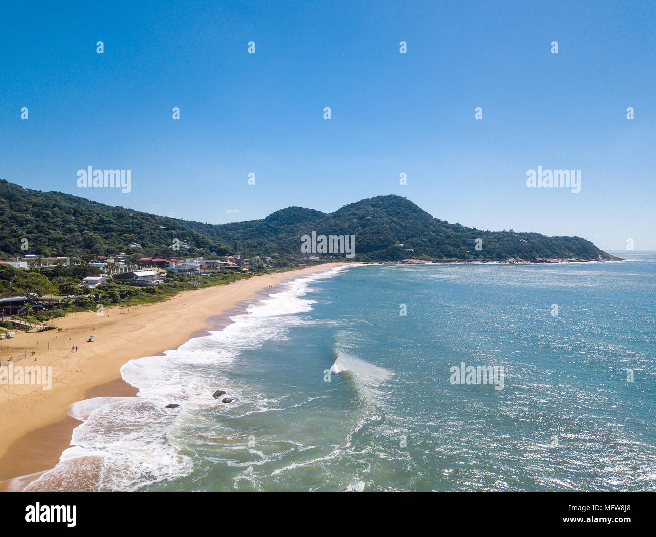 Strand in Balneário Camboriú, Santa Catarina, Brasilien. Estaleirinho Strand. Luftaufnahme. Stockfoto