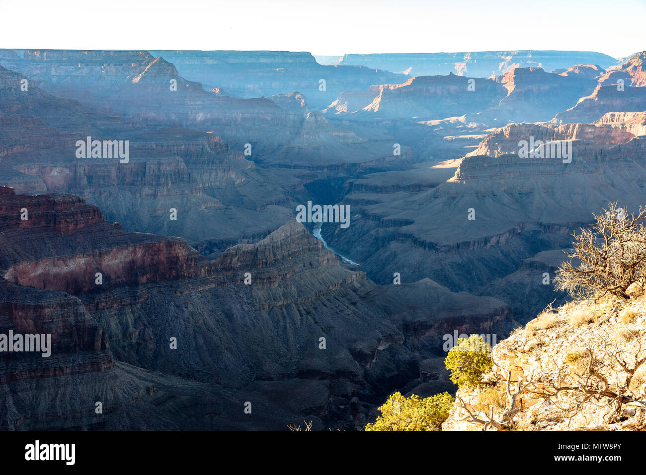 Der Colorado River fließt durch den Grand Canyon als vom South Rim gesehen Stockfoto