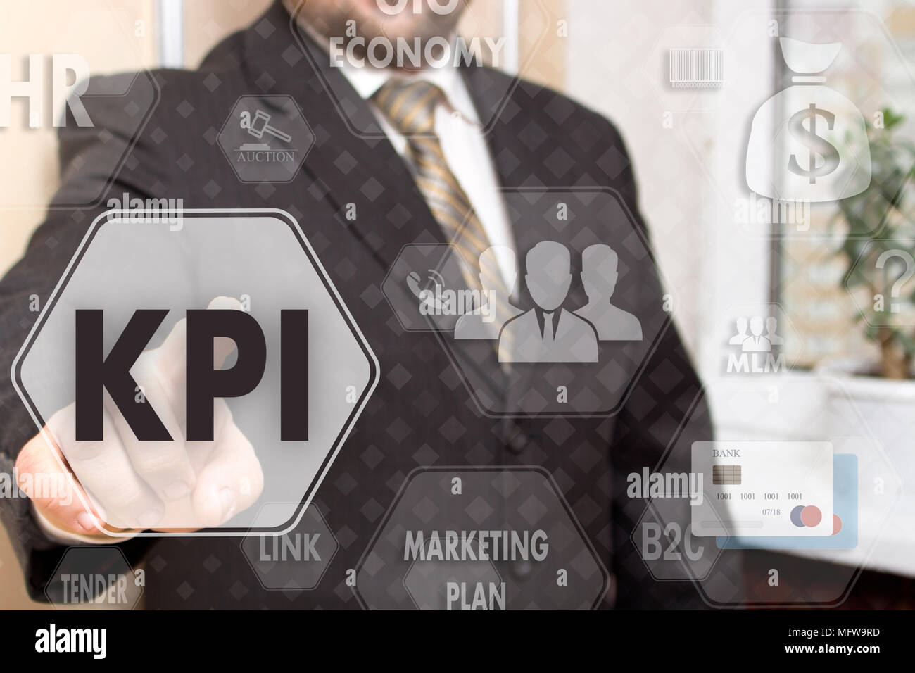 Der Unternehmer wählt die KPI, Key Performance Indicator auf einem Touchscreen. Konzept KPI Stockfoto
