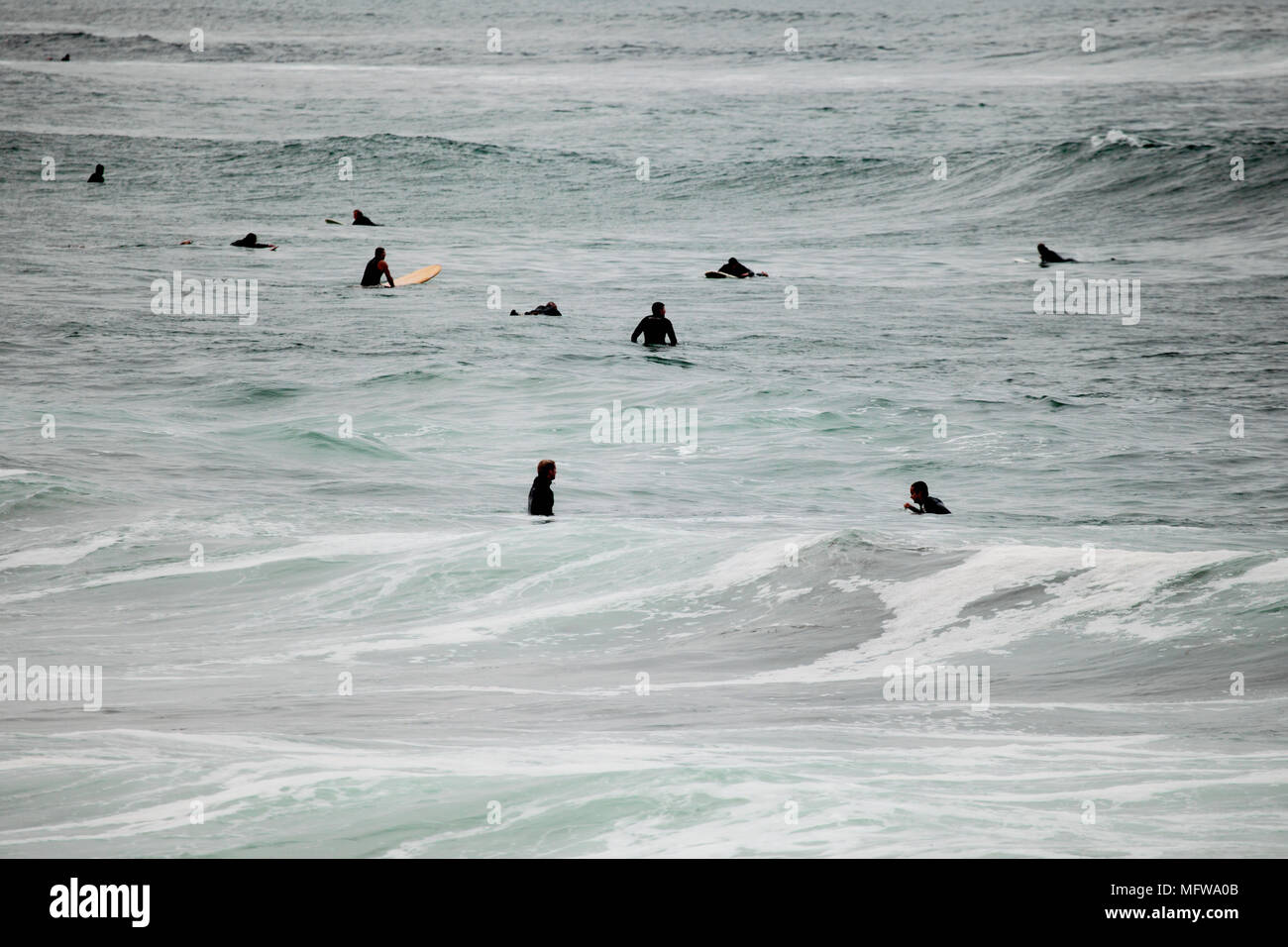 Surfer warten für eine Welle an der Küste von Kalifornien, USA Stockfoto