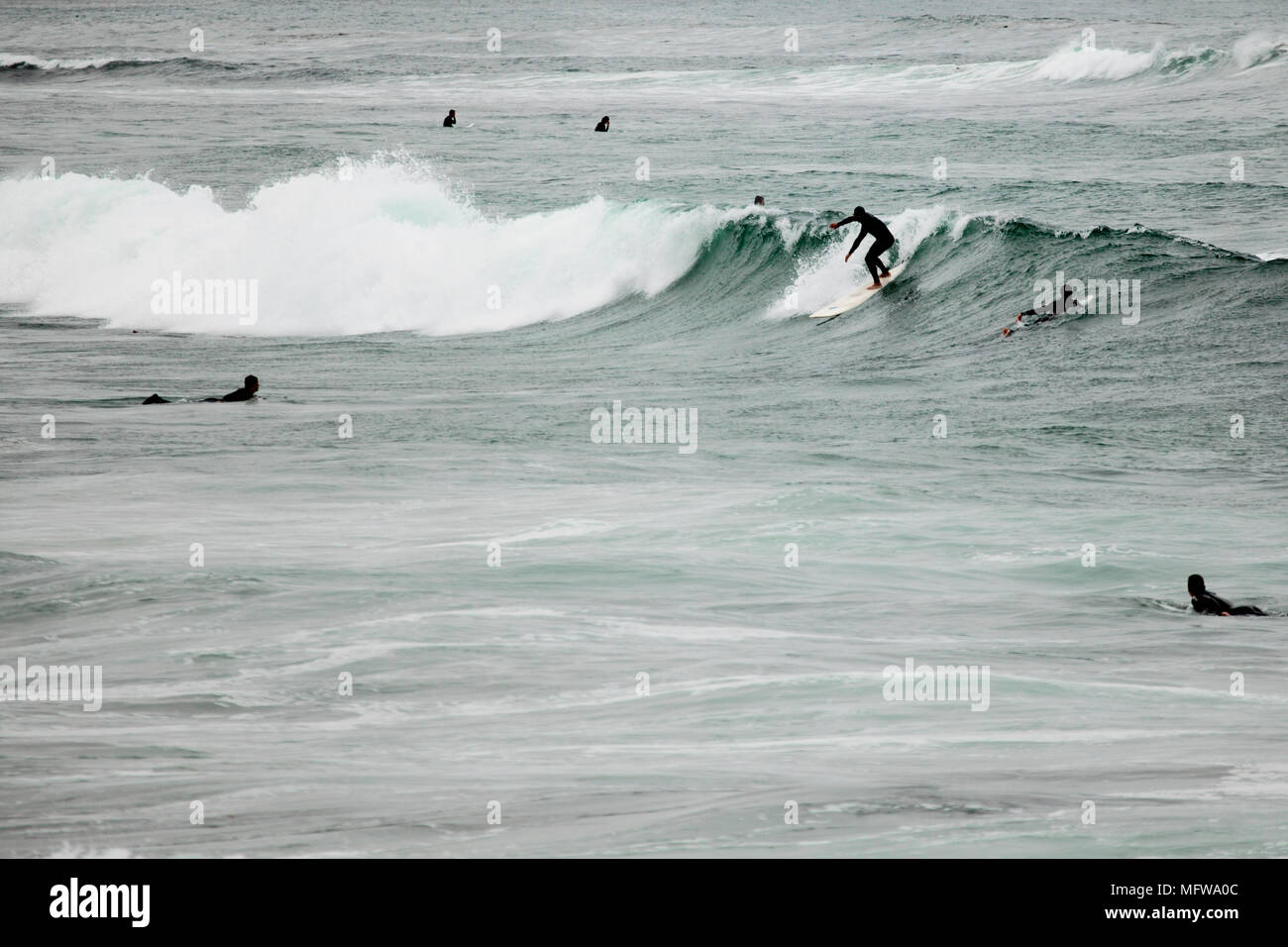 Ein Surfer reitet eine Welle an der Küste von Kalifornien Stockfoto