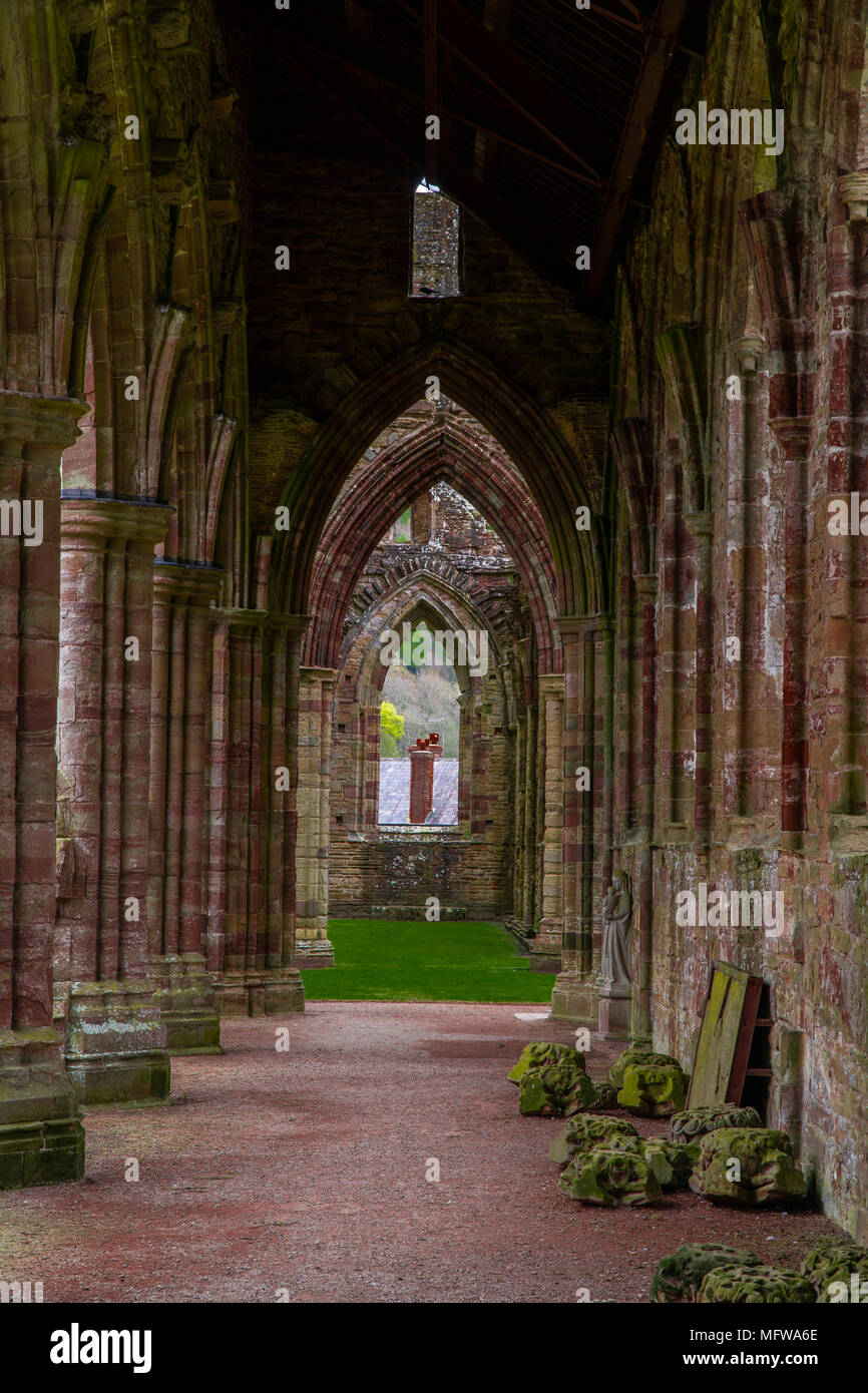 Gewölbte gang und weg von Tintern Abbey Stockfoto