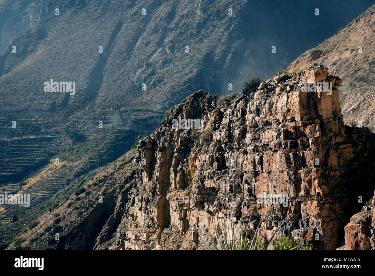 Rock Formation, wie sie durch die Hügel auf dem Weg fahren Sie bis zum Canyon de Colca Stockfoto
