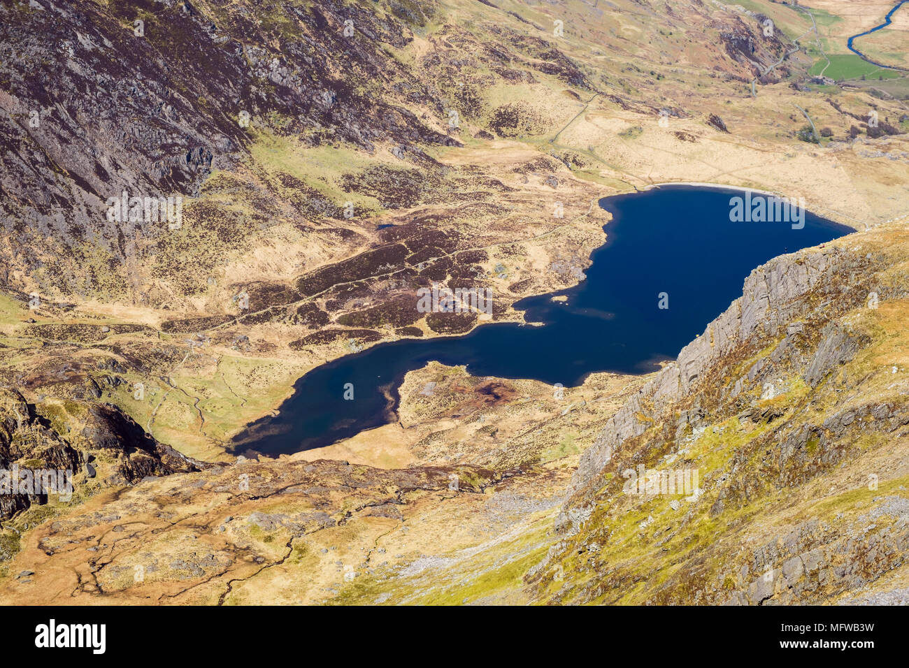Cneifion Arete crag rock Scramble mit Kletterer Klettern bis zu Y Llyn Idwal Gribin Grat über See in Snowdonia National Park. Ogwen Wales UK Großbritannien Stockfoto