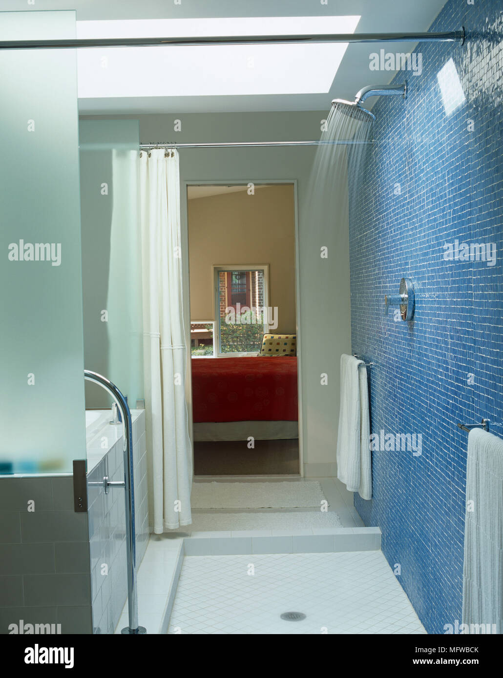 Dusche mit fließendem Wasser in blau gefliesten Badezimmer Stockfotografie  - Alamy