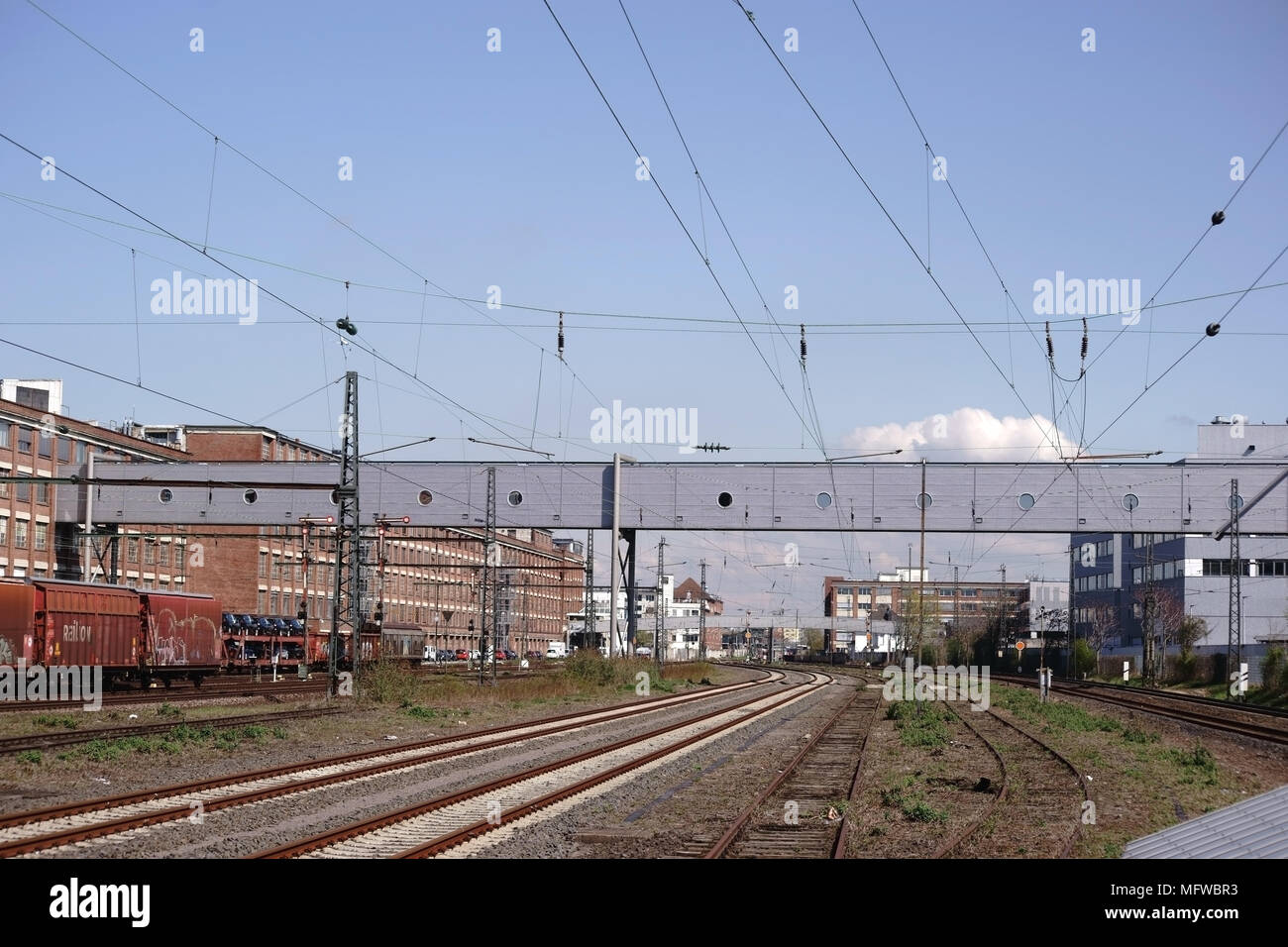 Eisenbahn Waggons eines Gueterzuges stand auf den Schienen der Opel Werk in Rüsselsheim. Stockfoto