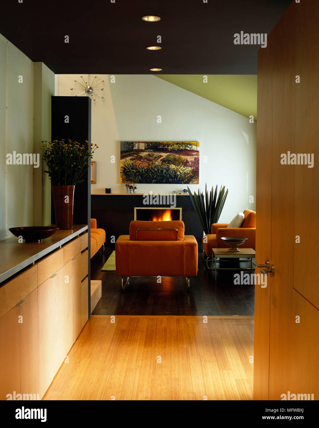 Blick durch die offene Tür für die offene Küche und Sitzecke mit Kamin Stockfoto