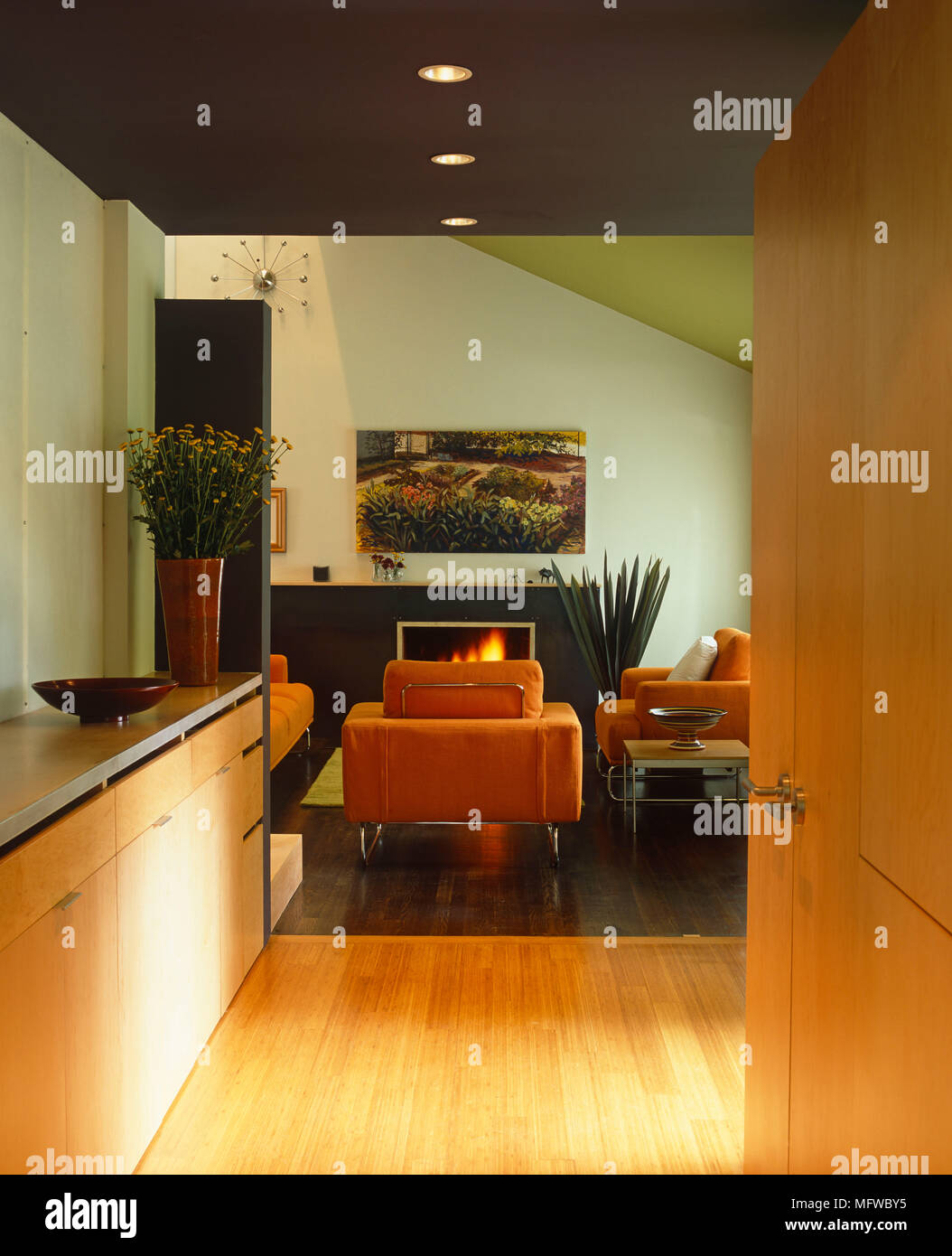 Blick durch die offene Tür für die offene Küche und Sitzecke mit Kamin Stockfoto