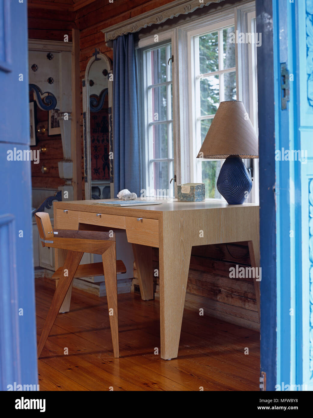 Blick durch die offene Tür zu den hölzernen Schreibtisch und Stuhl Stockfoto