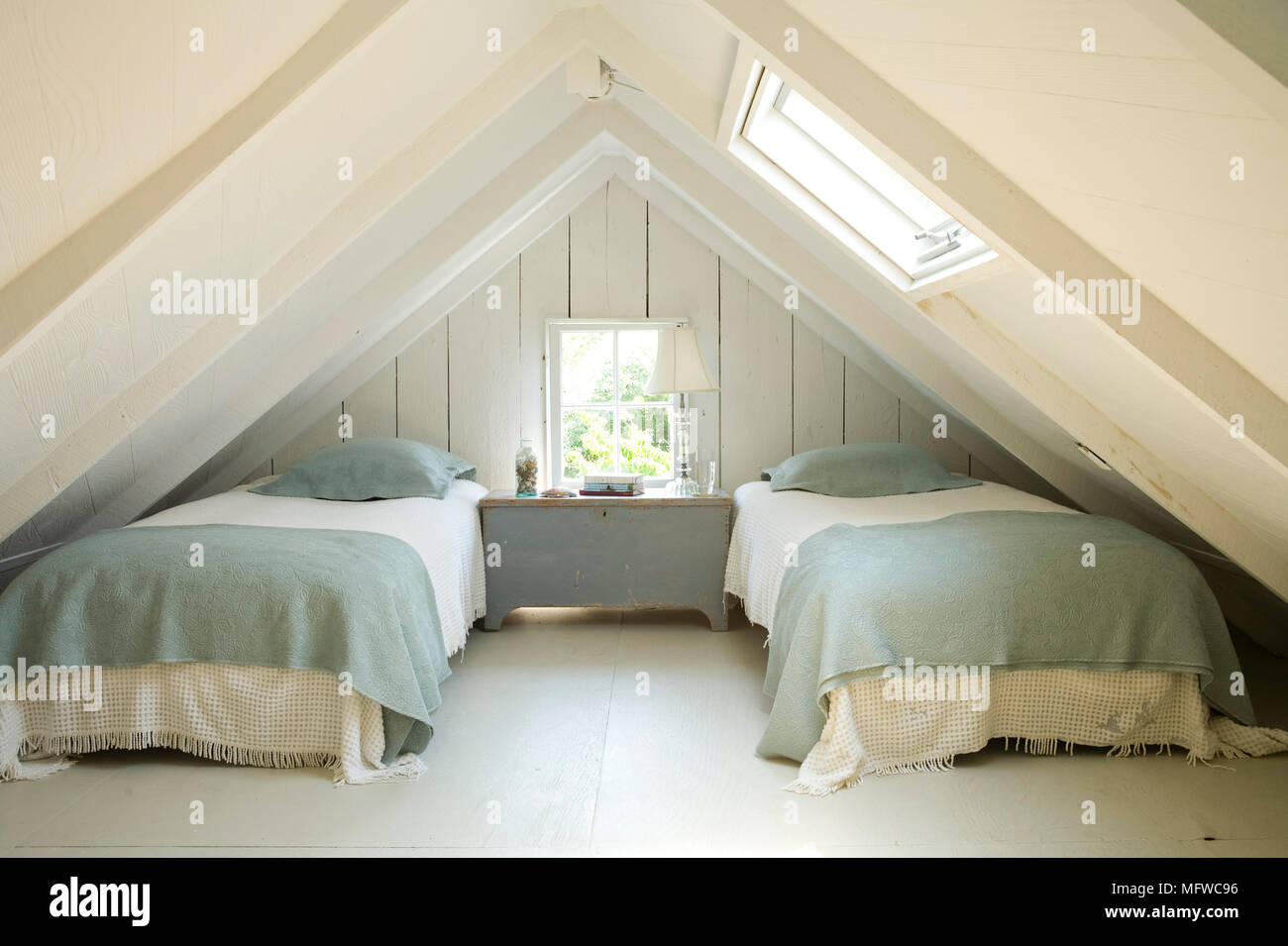 Zwei Einzelbetten in Zimmer im Dachgeschoss mit Dachschrägen Stockfoto