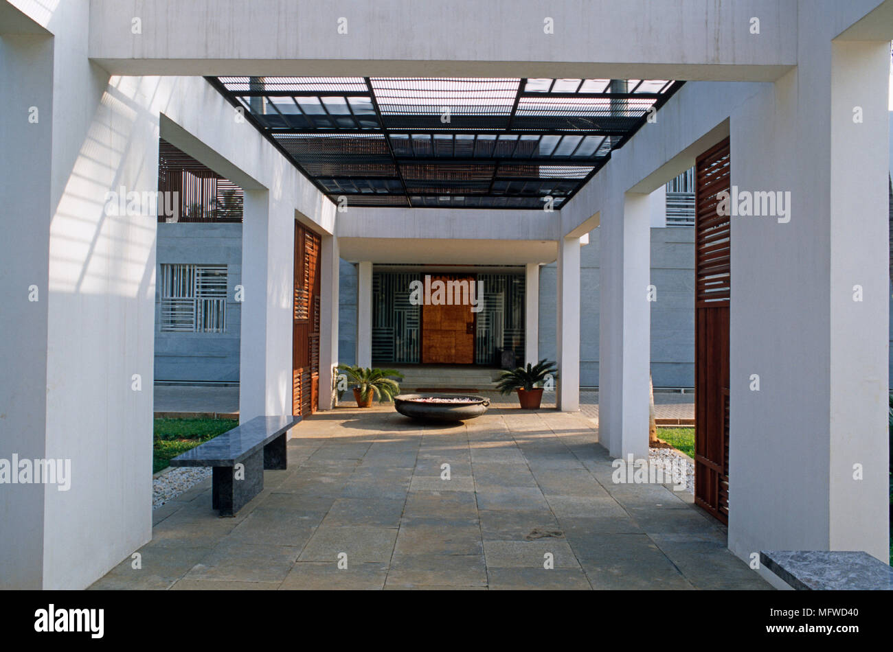 Sitzbank Auf Gepflasterten Bereich Unter Moderne Struktur Im Garten Stockfotografie Alamy