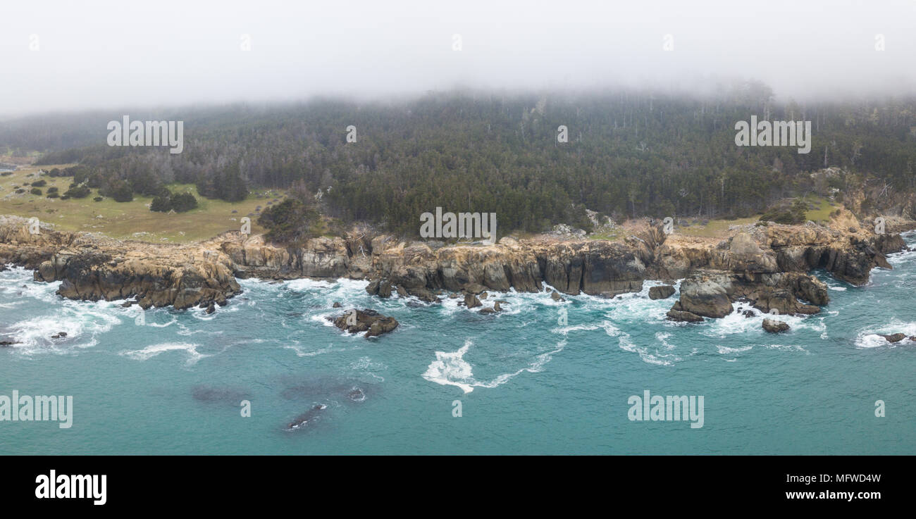 Die kalte, nährstoffreiche Wasser des Pazifischen Ozeans Waschen gegen den felsigen und landschaftlich sehr reizvollen Norden Kaliforniens Küste in Sonoma. Stockfoto